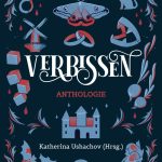 Bild des Covers der Anthologie namens Verbissen. Viele Symbole, die auf Themen der Texte deuten, in rot-blauen Farben, der Titel in weißer verschlungener Schrift.